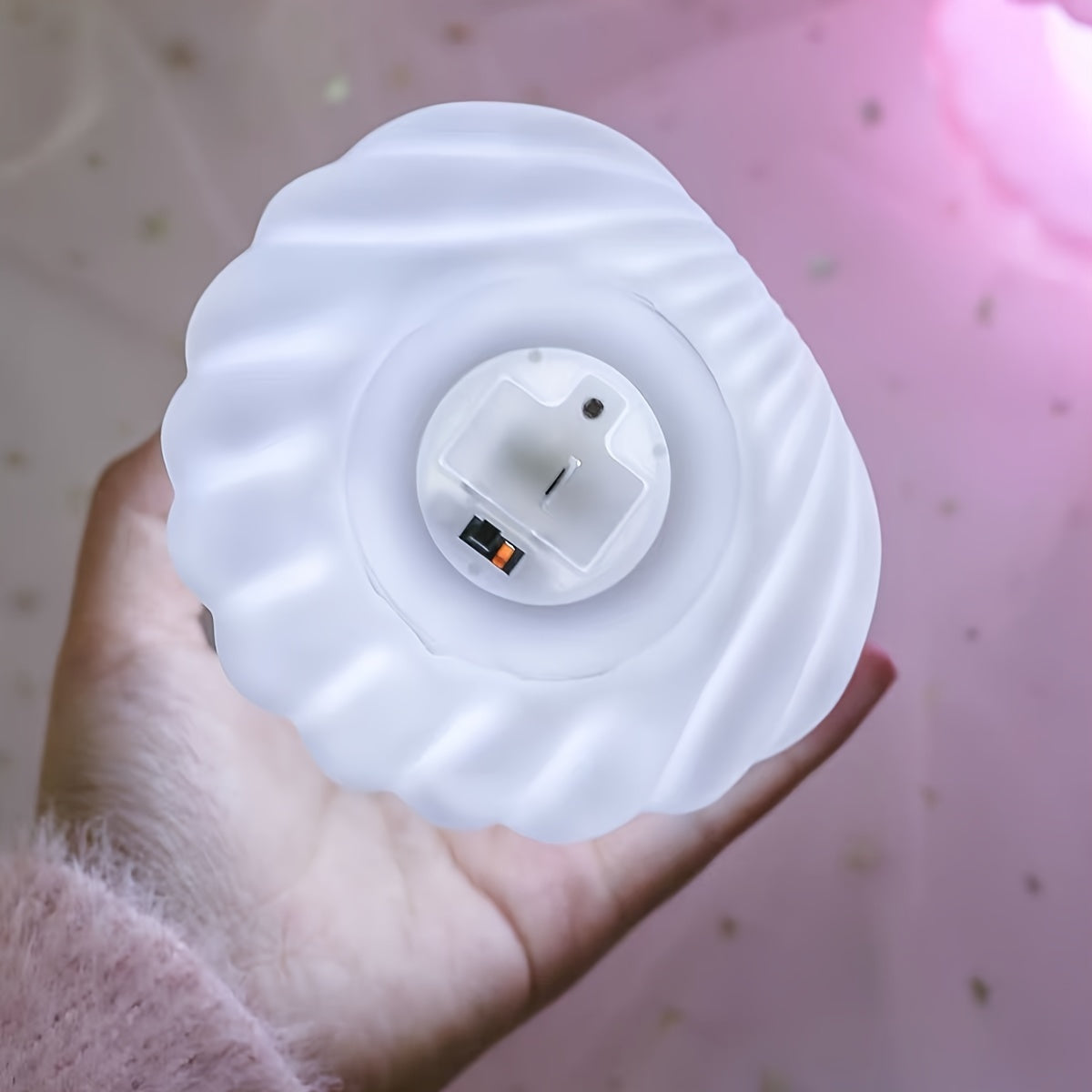 Charming Shell Pearl LED Night Light – Battery Operated, White, Decorative Bedroom & Living Room Lamp, Compact & Durable FJORD